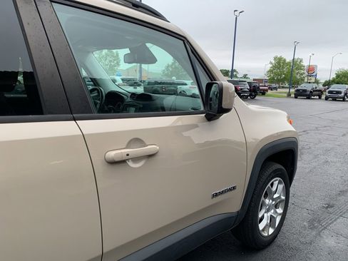 Used 2016 Jeep Renegade Latitude w/ Popular Equipment Group AWD/4WD image 12