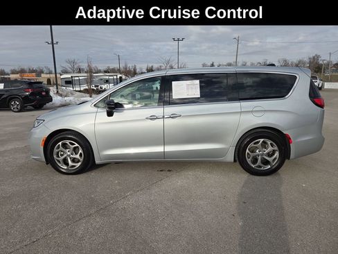 Used 2024 Chrysler Pacifica Limited image 2