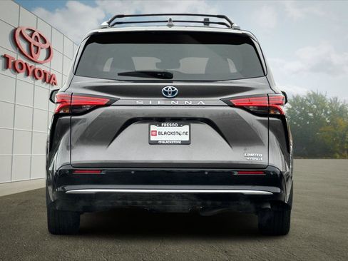 Used 2024 Toyota Sienna Limited image 4