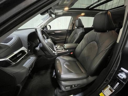 Certified 2025 Toyota Highlander Platinum AWD/4WD image 10