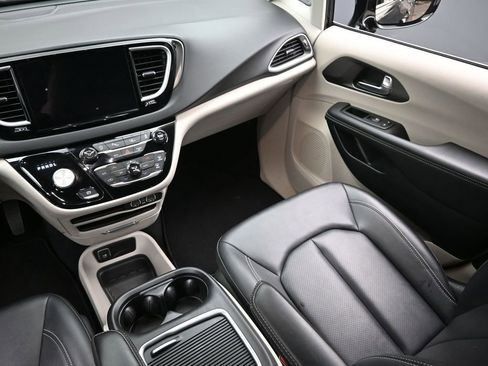 Used 2024 Chrysler Pacifica Touring-L FWD image 14