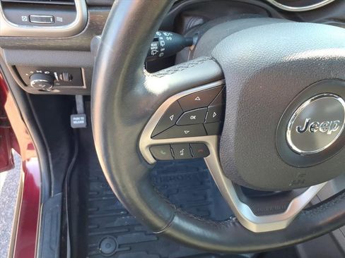 Used 2018 Jeep Grand Cherokee Laredo image 16