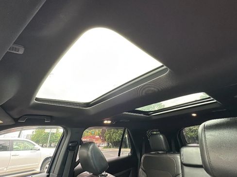 Used 2018 Ford Explorer XLT w/ Equipment Group 202A AWD/4WD image 13