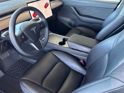 Used 2022 Tesla Model Y Long Range image 10