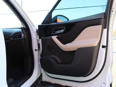 Used 2018 Jaguar F-PACE Prestige image 16