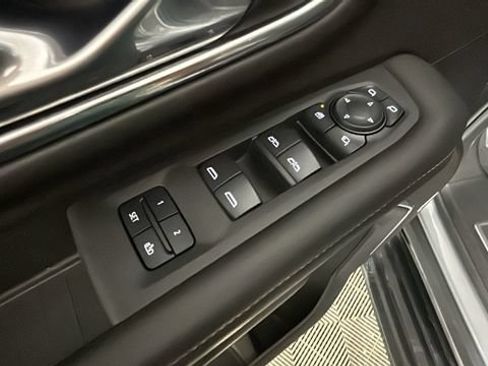 Used 2024 GMC Yukon XL AT4 w/ Technology Package AWD/4WD image 10