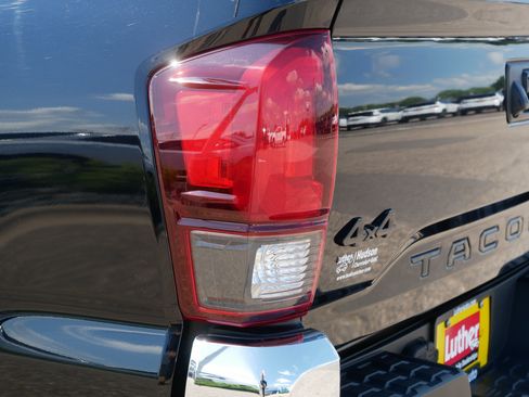 Used 2019 Toyota Tacoma SR5 AWD/4WD image 17