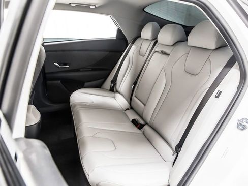 Used 2025 Hyundai Elantra Limited image 30