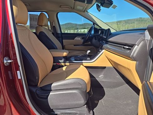 Used 2024 Kia Carnival LX image 19