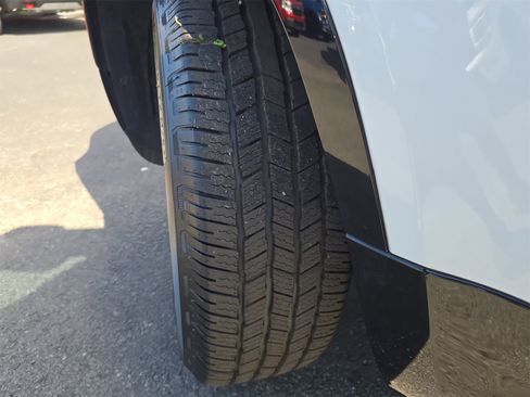 Used 2024 Land Rover Defender 110 X-Dynamic SE image 25