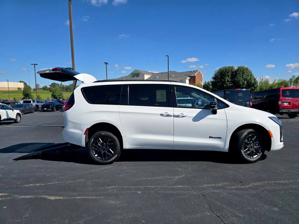 Used 2027 Chrysler Pacifica Select w/ S Appearance Package FWD image 8