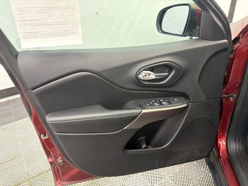 Used 2019 Jeep Cherokee Latitude Plus w/ Comfort/Convenience Group FWD image 11