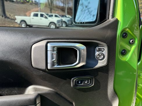 Used 2025 Jeep Gladiator Sport image 13