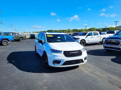 Used 2025 Chrysler Pacifica Limited