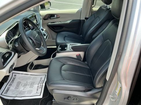 Used 2024 Chrysler Pacifica Touring-L FWD image 13