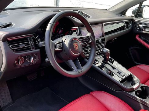 Certified 2025 Porsche Macan AWD/4WD image 4