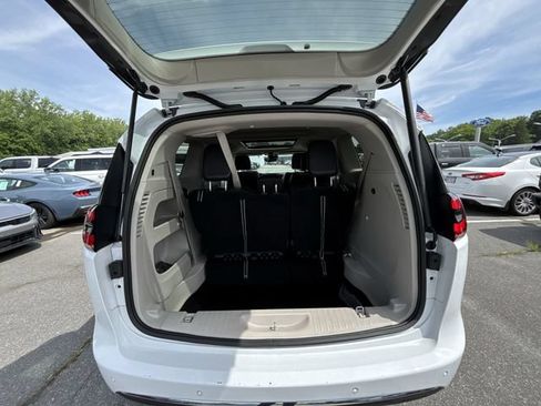 Certified 2024 Chrysler Pacifica Limited FWD image 21
