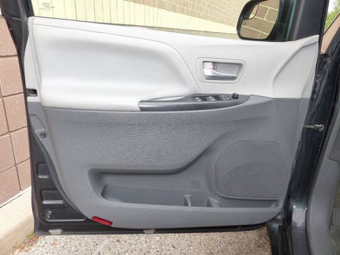 Used 2017 Toyota Sienna LE FWD image 38
