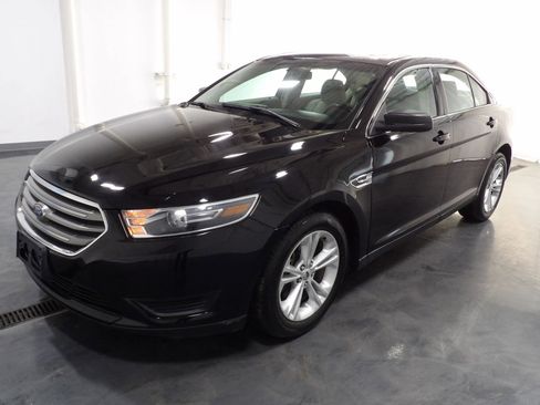 Used 2017 Ford Taurus SE image 3