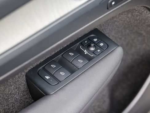 Certified 2026 Volvo XC40 B5 Plus AWD/4WD image 5