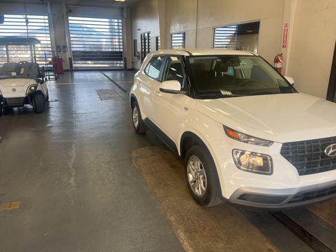 Used 2023 Hyundai Venue SE FWD image 1