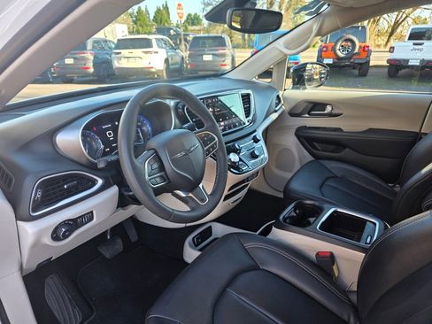 Used 2024 Chrysler Pacifica Touring-L image 9