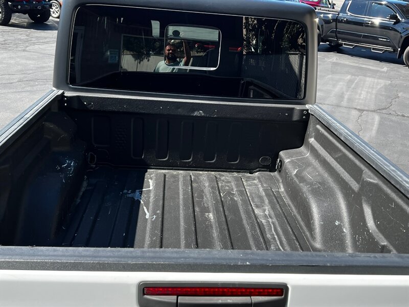 Used 2022 Jeep Gladiator Rubicon w/ Trailer Tow Package AWD/4WD image 8