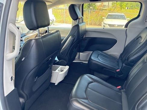 Used 2023 Chrysler Pacifica Touring-L FWD image 23