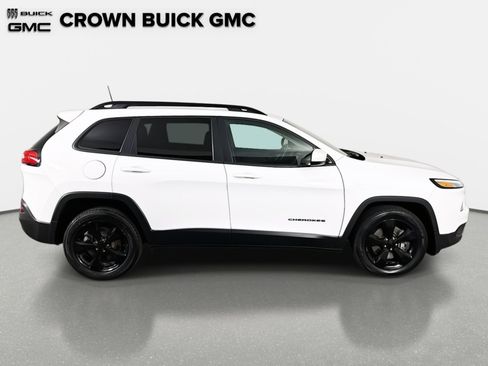 Used 2018 Jeep Cherokee Latitude w/ Altitude Package image 4
