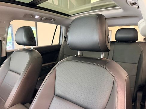 Used 2018 Volkswagen Tiguan SEL w/ 3rd Row Seat Package AWD/4WD image 17