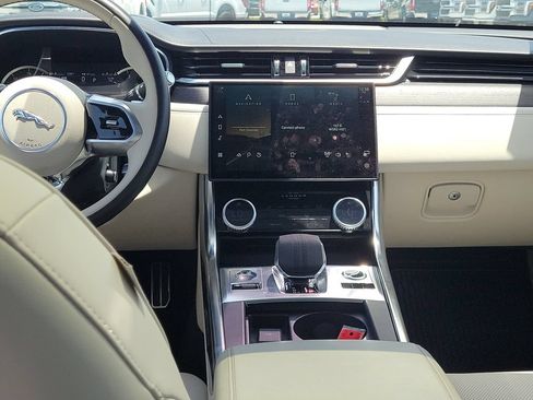 Used 2022 Jaguar XF SE RWD image 16