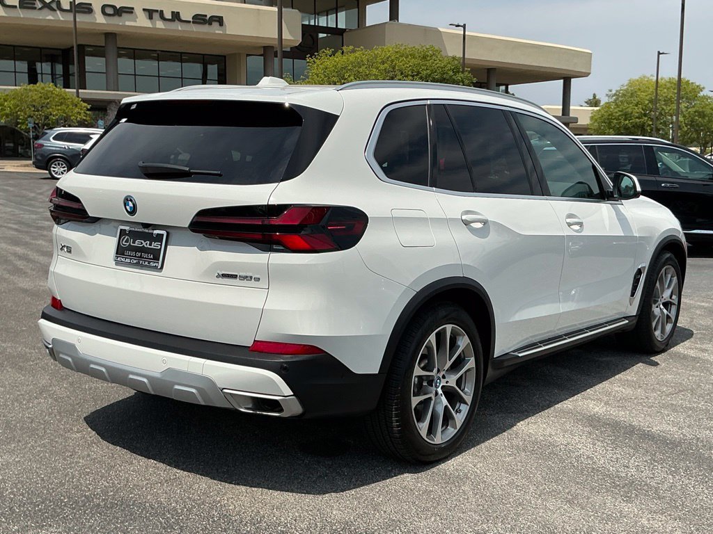 Used 2024 BMW X5 xDrive50e AWD/4WD image 3