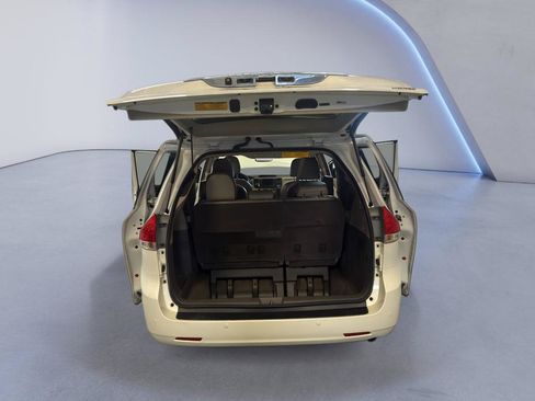 Used 2014 Toyota Sienna Limited w/ Limited Premium Package FWD image 13