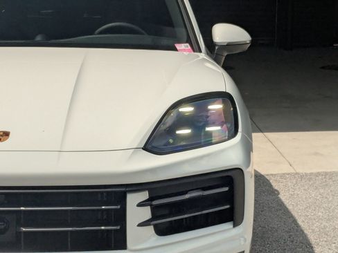 Used 2025 Porsche Cayenne E-Hybrid image 12