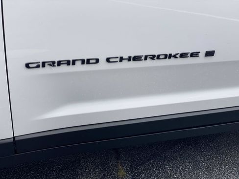 Used 2024 Jeep Grand Cherokee Altitude AWD/4WD image 14