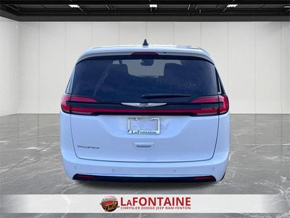 Used 2025 Chrysler Pacifica Select
