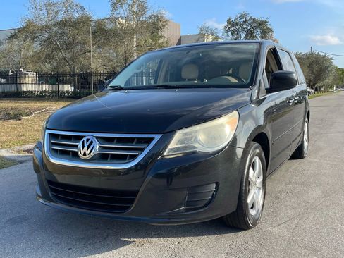 Used 2010 Volkswagen Routan SEL FWD image 5