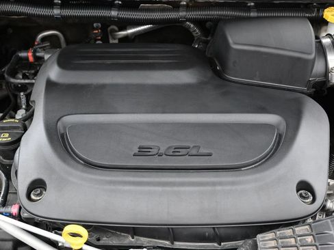 Used 2025 Chrysler Pacifica Select FWD image 43