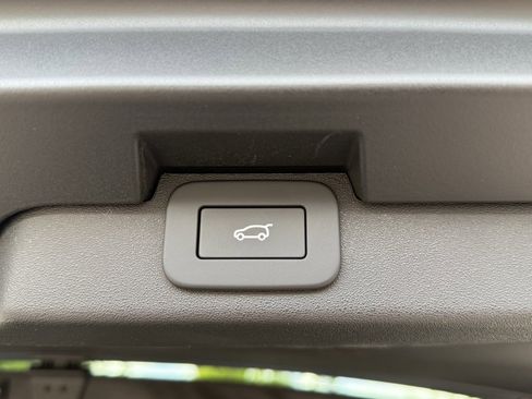 New 2025 Land Rover Discovery Dynamic SE image 39