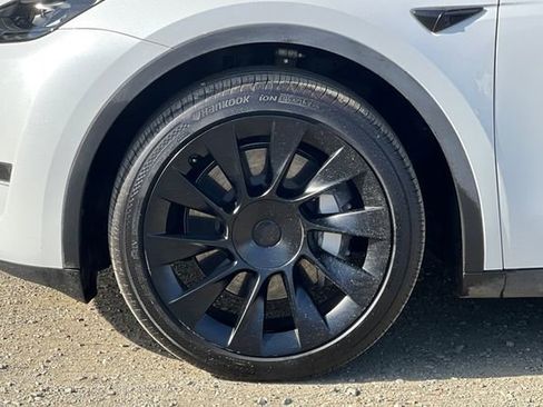 Used 2023 Tesla Model Y Long Range image 34