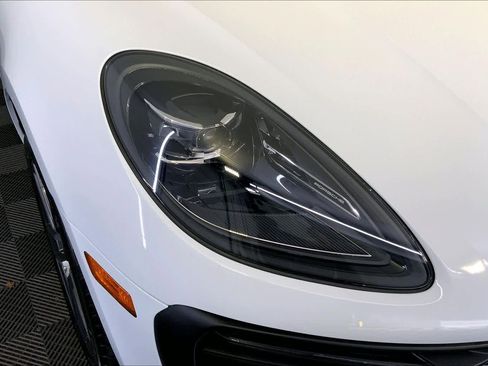 Used 2025 Porsche Macan image 12