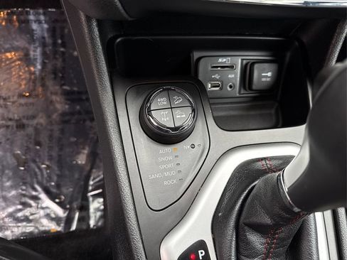 Used 2018 Jeep Cherokee Trailhawk image 31