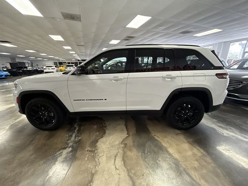 Used 2024 Jeep Grand Cherokee Altitude AWD/4WD image 4