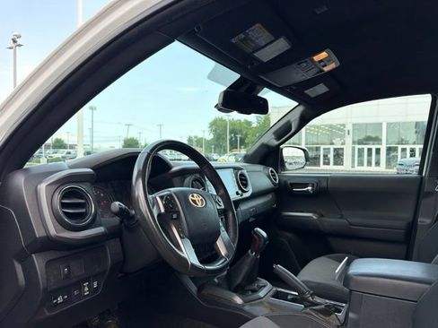 Used 2020 Toyota Tacoma TRD Off-Road AWD/4WD image 17