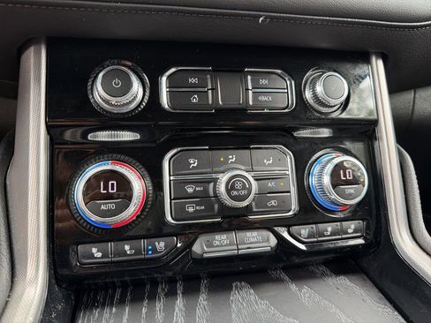Used 2023 GMC Yukon XL Denali AWD/4WD image 12