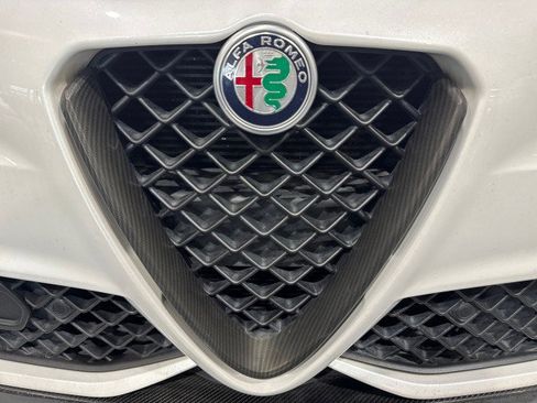 Used 2017 Alfa Romeo Giulia Quadrifoglio image 10