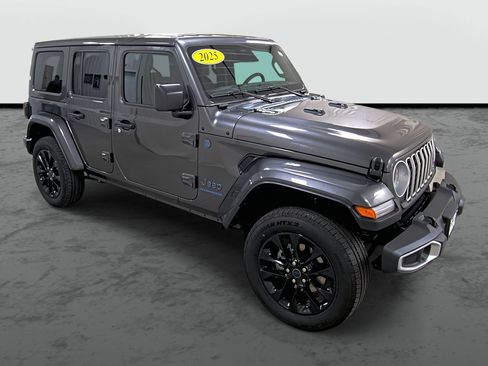 Used 2025 Jeep Wrangler Unlimited Sahara w/ Safety Group AWD/4WD image 5