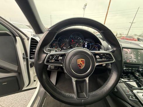 Used 2018 Porsche Cayenne Platinum Edition image 16