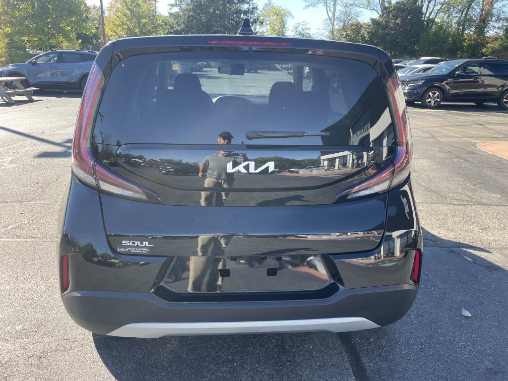 Used 2025 Kia Soul LX FWD image 4