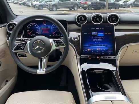 Used 2025 Mercedes-Benz GLC 300 image 8